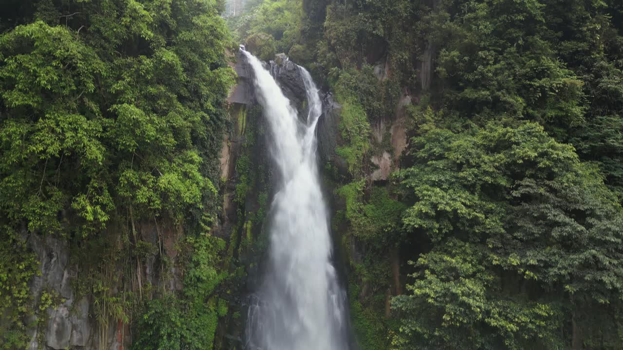 hermosa cascada de sikulikap en el fondo de la naturaleza