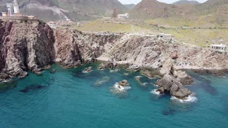 Volando-Alrededor-De-Una-Costa-Con-Acantilados-Escarpados-Y-Un-Faro