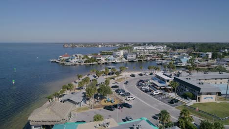 Video-De-Drones-De-4k-Del-Parque-De-Playa,-Hotel-Y-Puerto-Deportivo-En-La-Playa-De-Hudson-En-El-Golfo-De-México-En-Florida