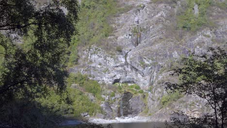 Cascada-Sajont-Junto-Al-Lago-Antrona-En-El-Parque-Natural-Del-Valle-De-Antrona-En-La-Provincia-De-Verbano-cusio-ossola-En-Piamonte,-Italia