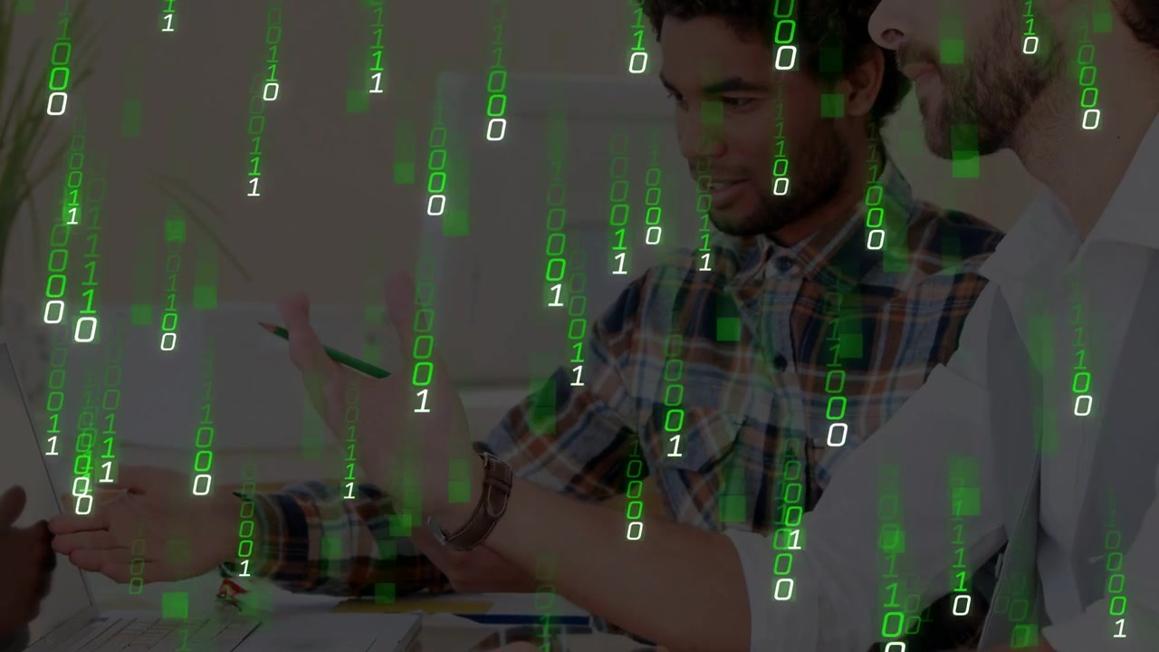 Dois designers masculinos apontando roda de cores, passando gráfico em movimento para laptop enquanto sobreposição binária se densifica.