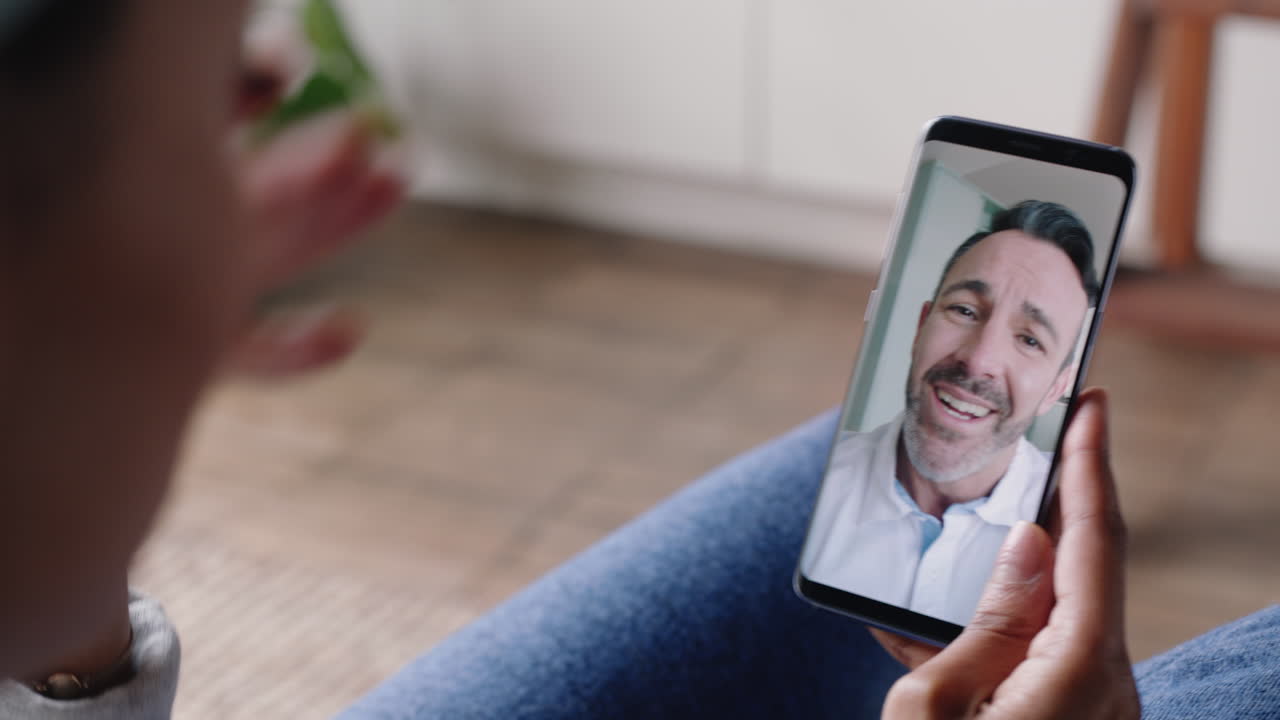 mujer joven chateando en video usando un teléfono inteligente en casa disfrutando del chat con su novio teniendo una conversación compartiendo estilo de vida en el teléfono móvil