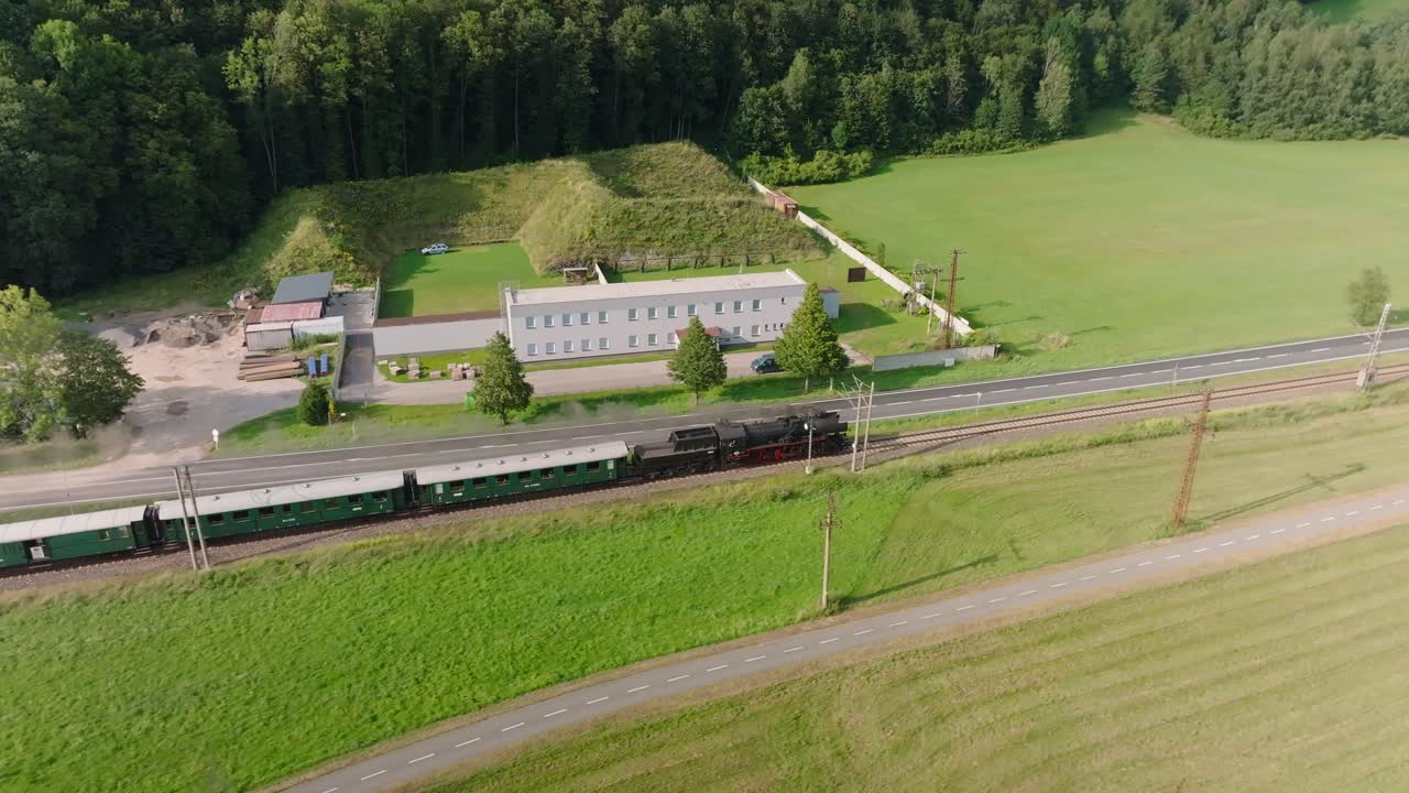 역사적인 증기 열차가 체코 시골을 여행합니다.