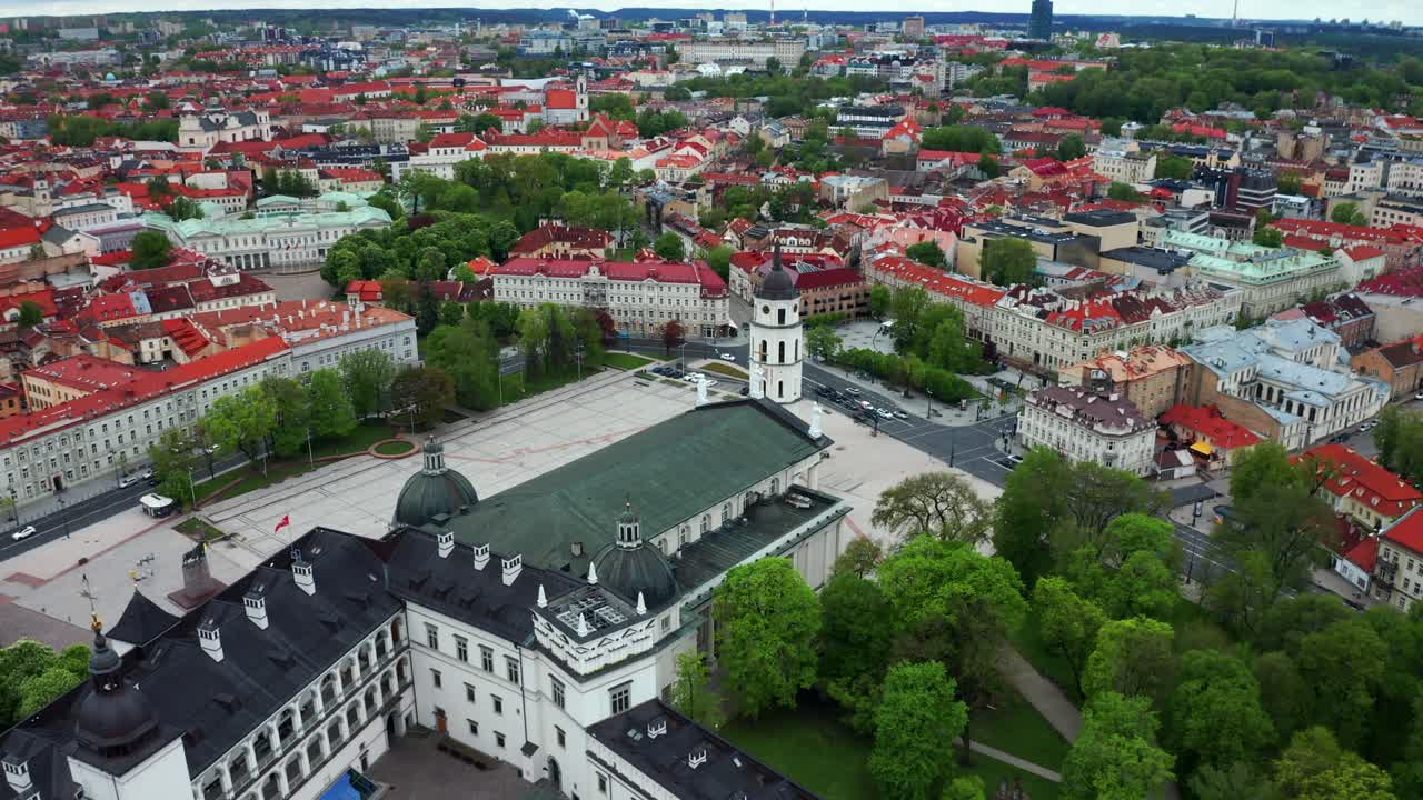 volando hacia la plaza principal en el casco antiguo de vilnius, lituania