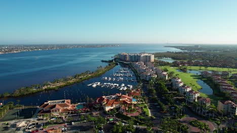 Drohnenaufnahme-Mit-Schwenk-Nach-Oben-Von-Booten-Und-Eigentumswohnungen-Im-Südwesten-Floridas