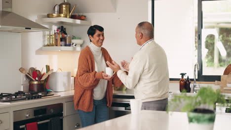 Pareja-De-Ancianos,-Abrazo-En-La-Cocina-Con-Café-Y-Amor