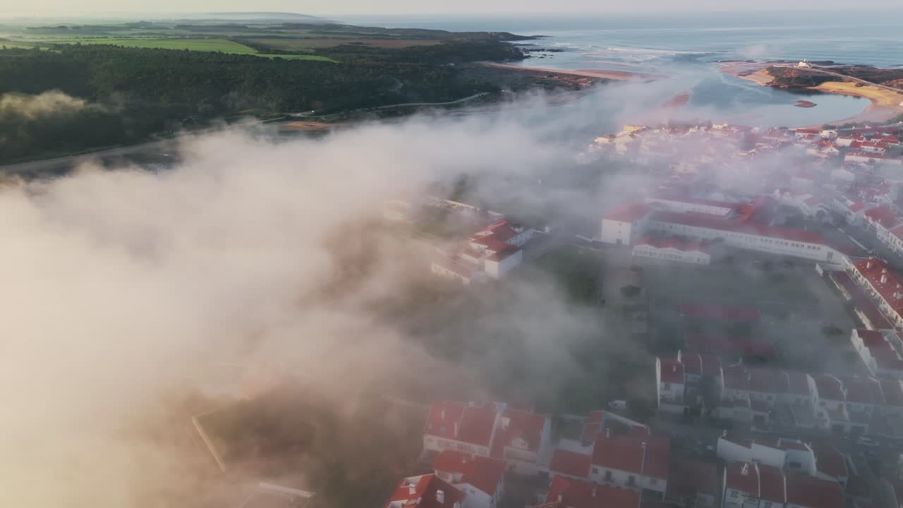 Nuvole nebbiose sopra la città costiera di Lisbona, Portogallo, all'alba
