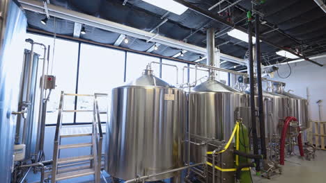 equipo de cervecería en almacén, alambiques de cerveza inoxidable en cervecería en funcionamiento, 4k