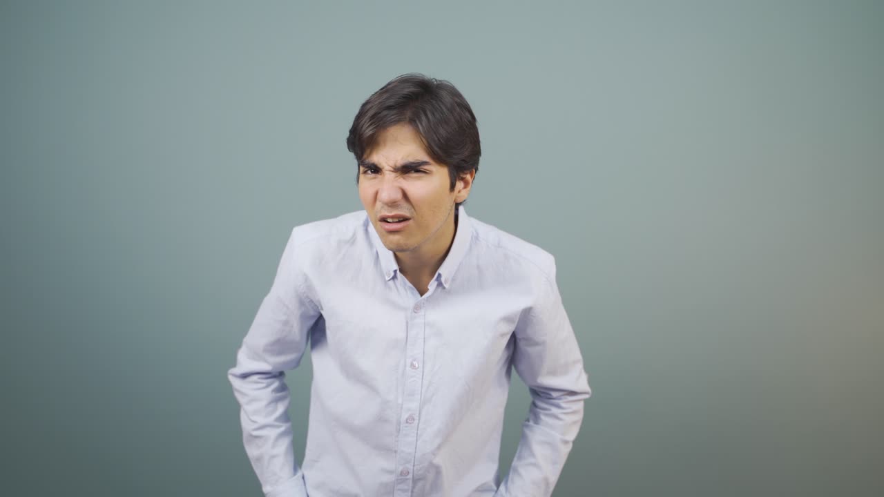 el hombre que tiene problemas para ver. problema ocular.