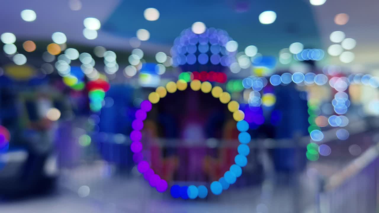 Jogo de Arcade Desfocado em Shopping Center à Noite