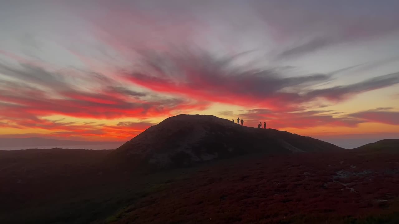 observadores de estrellas esperando la tan esperada "estrella de navidad 2020", también conocida como la "gran conjunción" sobre las dunas de arena de la bahía de monterey, california, el 21 de diciembre de 2020