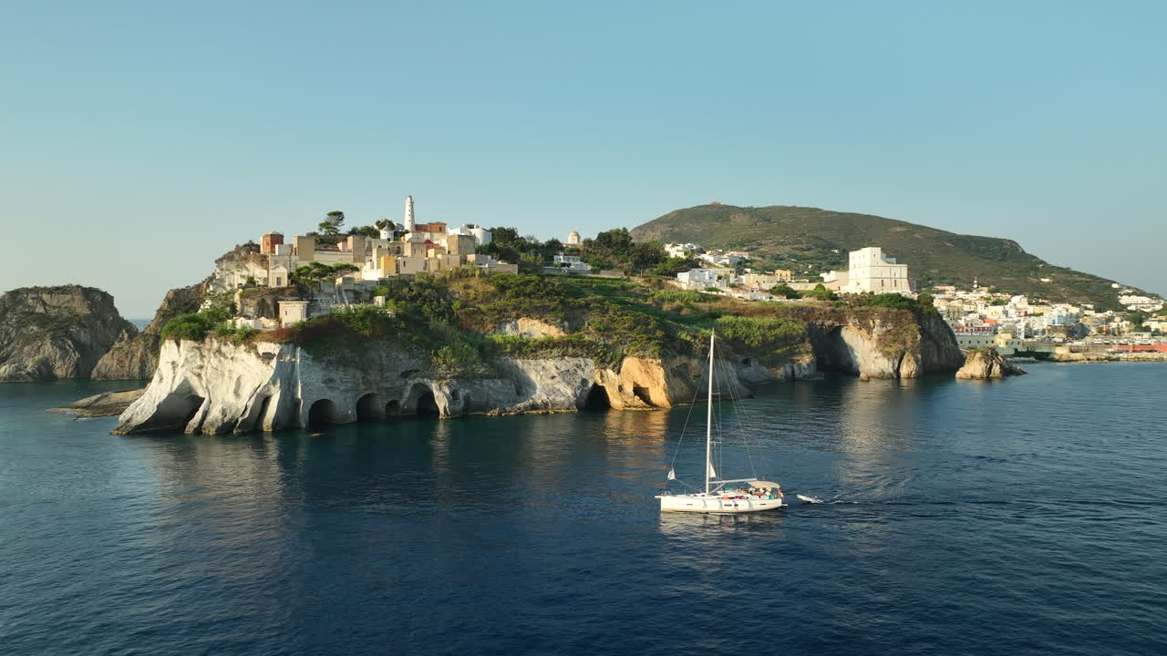 ⁇ 은 날 에 isola di ponza 에 있는 grotta di pilato 를 지나가는 세일 보트 의 드론 패닝  ⁇