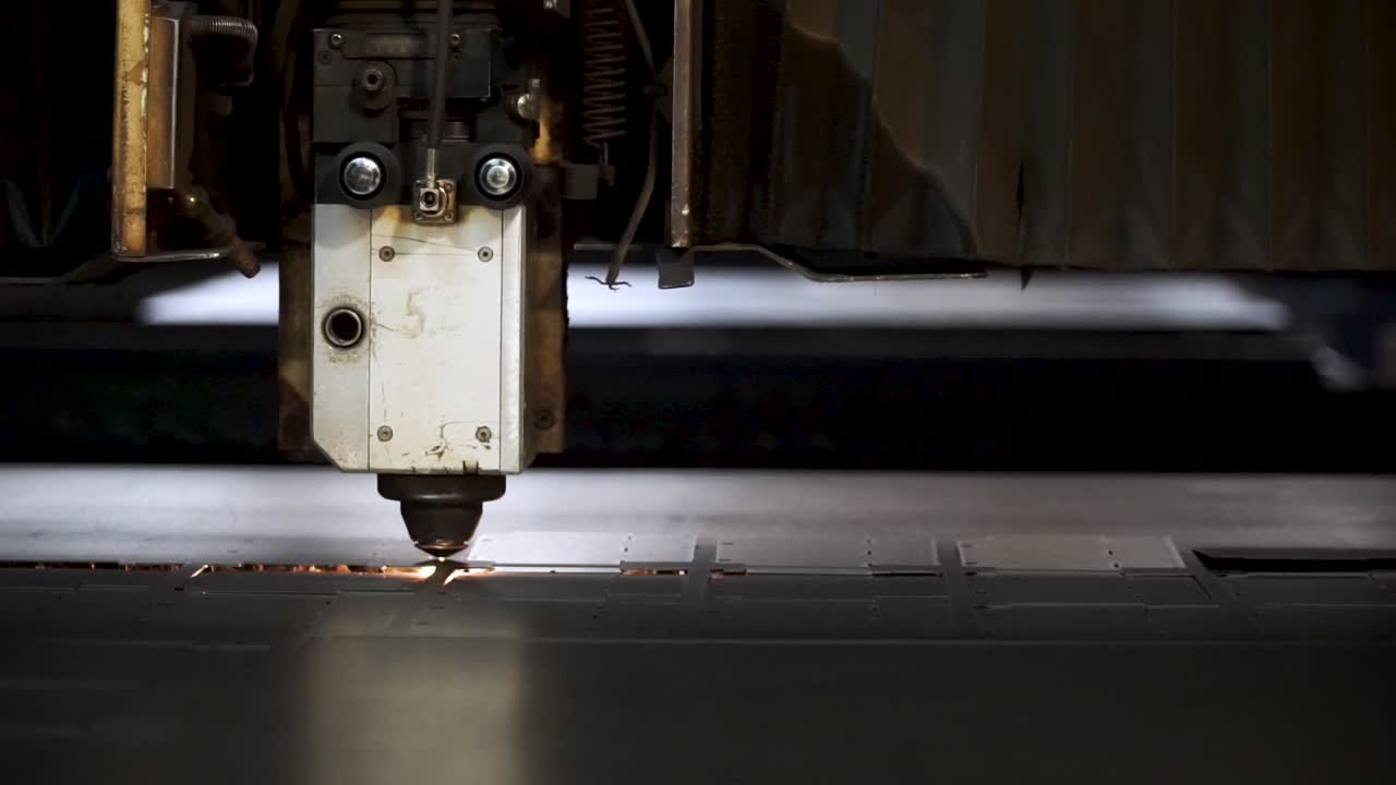 Máquina de corte láser en acción