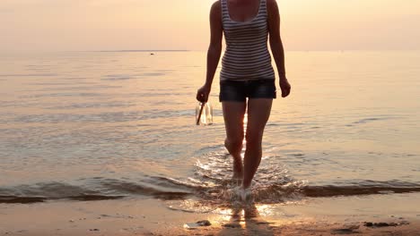 Mujer-Encontró-Un-Mensaje-En-Una-Botella-Contra-La-Puesta-Del-Sol.