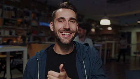 hombre sonriente en un espacio de trabajo moderno