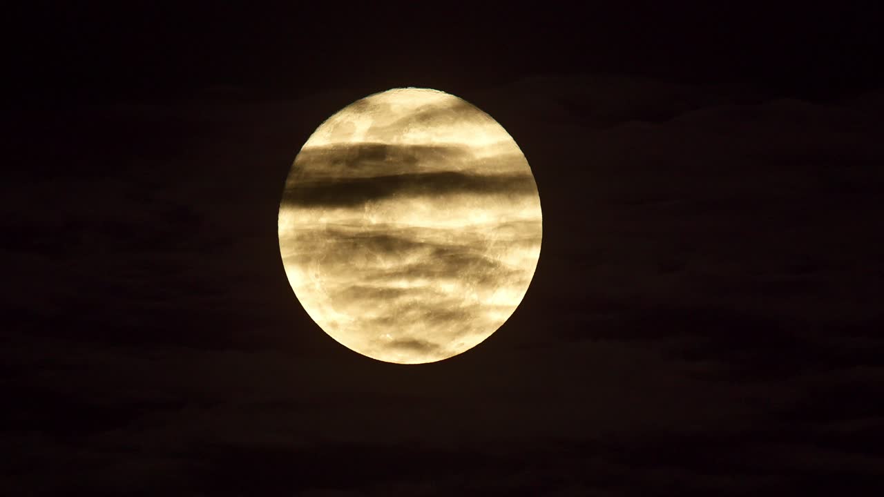 어두운 밤하늘의 매혹적인 문라이즈, 과거를 움직이는 구름