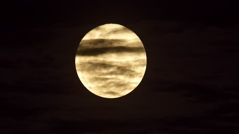 fascinante salida de la luna en el cielo nocturno oscuro, nubes pasando