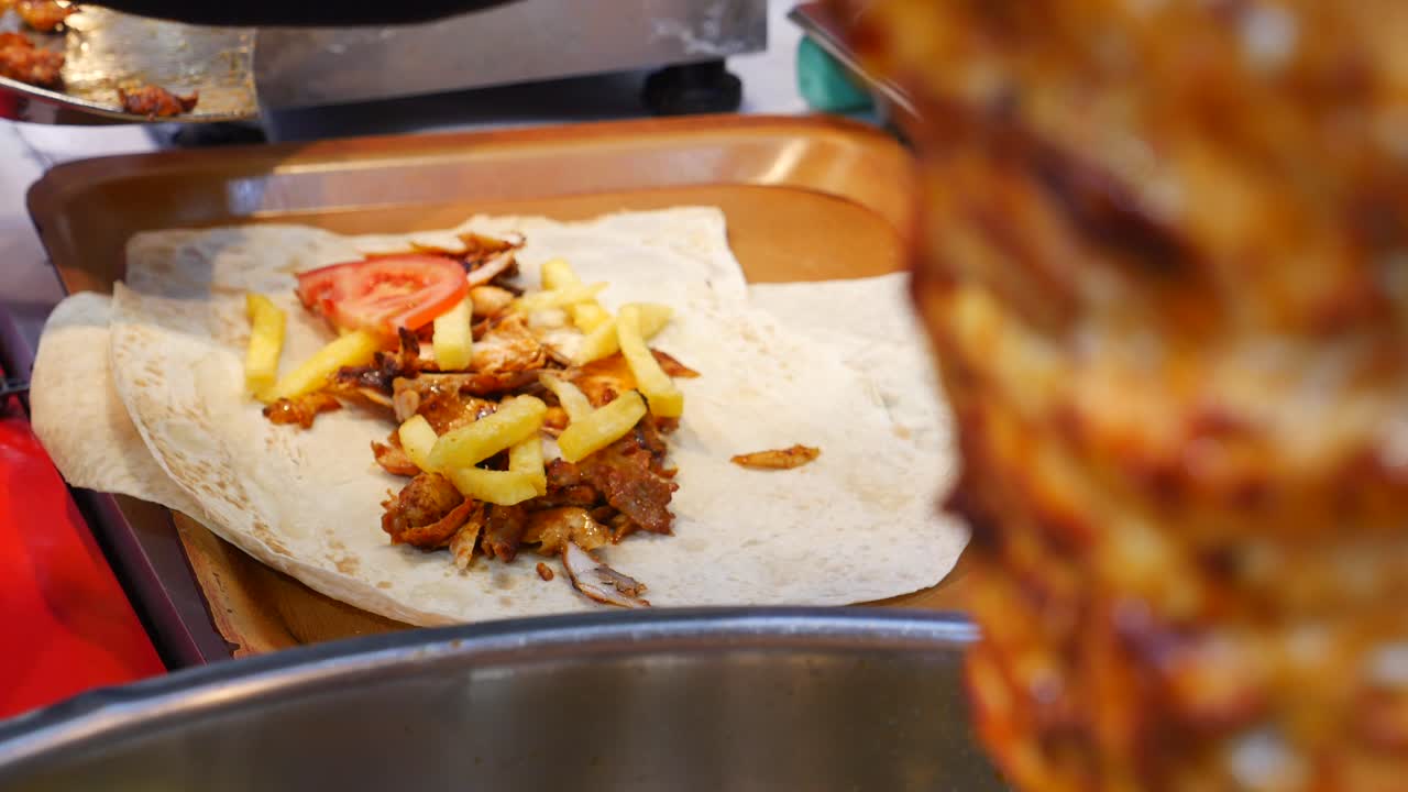 la preparación de shawarma de pollo