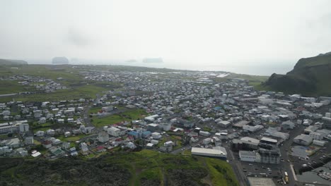 Nubes-Blanqueadas-Que-Se-Elevan-Alrededor-De-Un-Pequeño-Pueblo-Construido-Sobre-Lava-En-El-Sur-De-Islandia