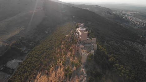 Castillo-De-Jaen,-España-Castillo-De-Jaen-Volando-Y-Tomas-Terrestres-Desde-Este-Castillo-Medieval-En-La-Tarde-De-Verano,-Tambien-Muestra-La-Ciudad-De-Jaen-Hecha-Con-Un-Drone-Y-Una-Camara-De-Accion-A-4k-24fps-Usando-Filtros-Nd-42