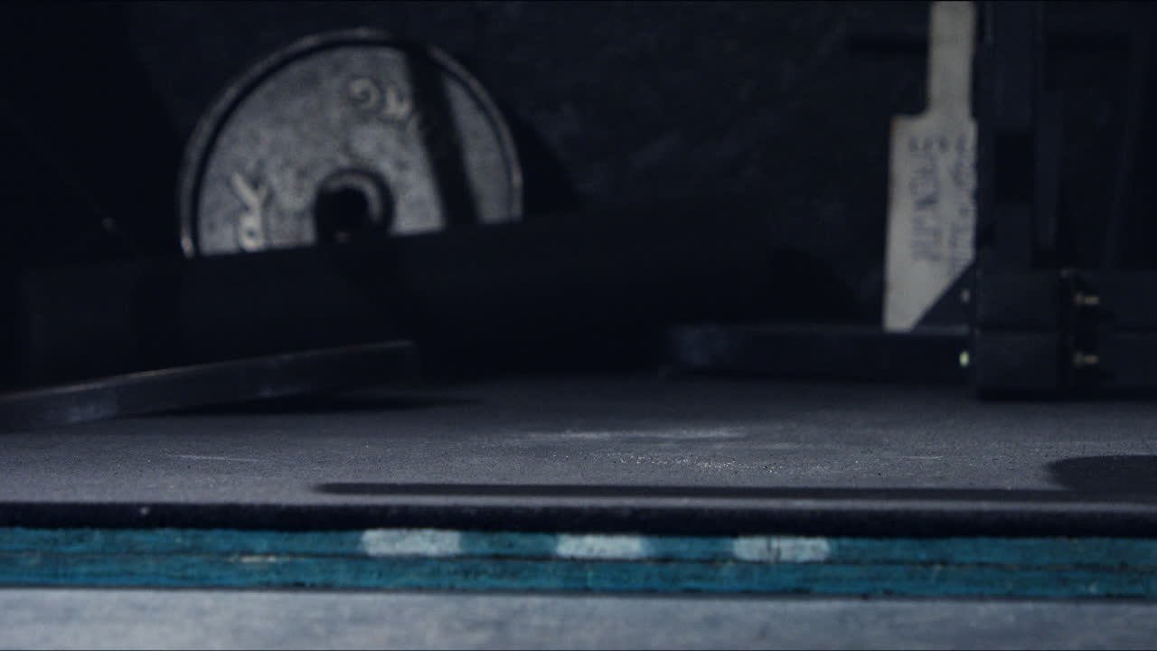 체육관 바닥에 닿는 데드리프트 바