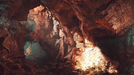 un pasaje estrecho a través de una cueva oscura, iluminado por un rayo de luz