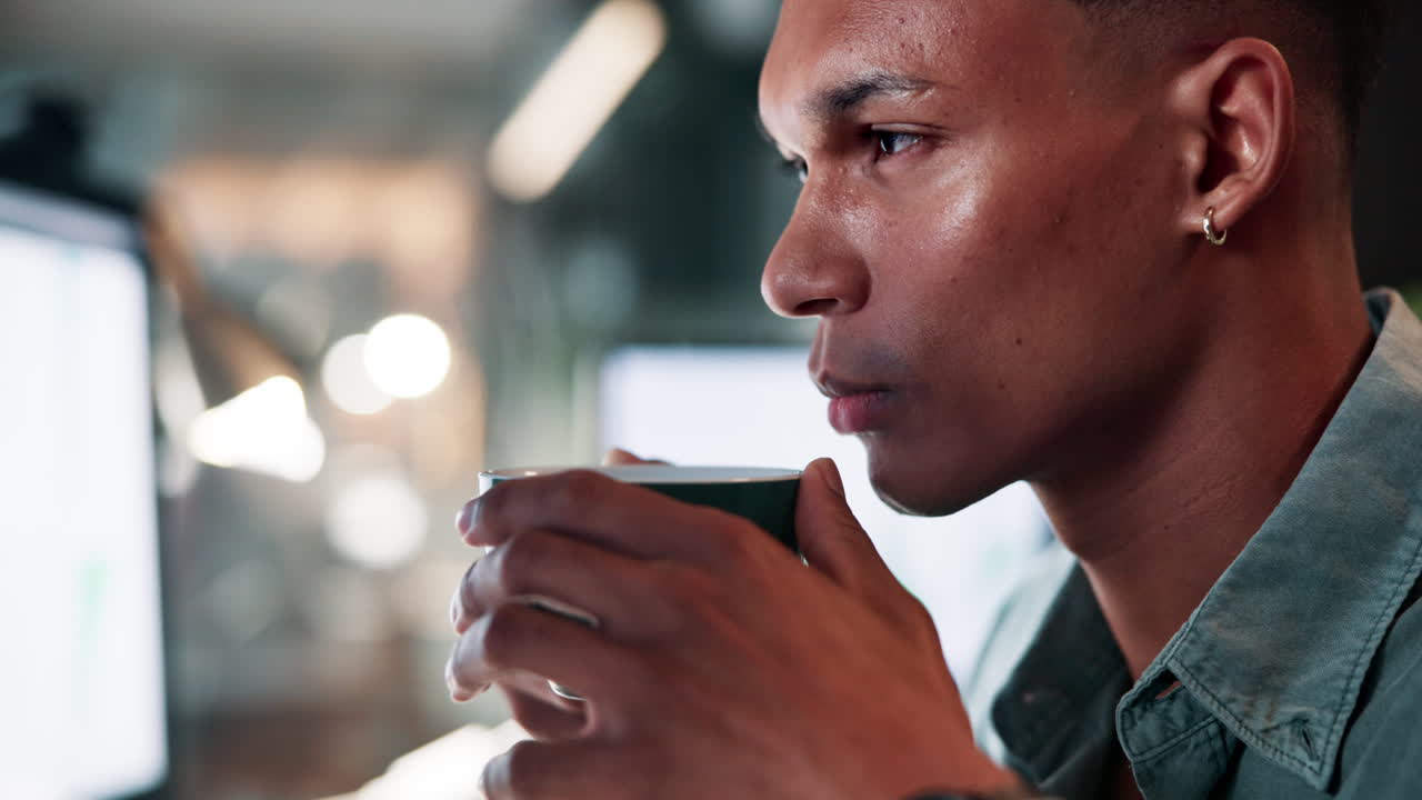 hombre bebiendo café en una oficina