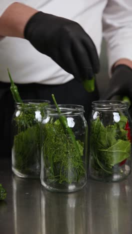 chef picando verduras en frascos