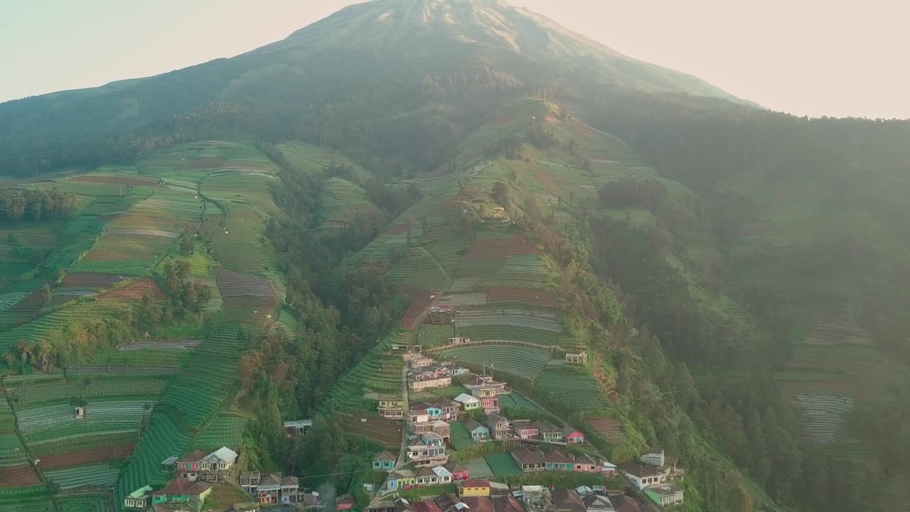 drone aéreo de la aldea de necesidad, apodado nepal van java, se encuentra en las laderas del monte sumbing, java central, indonesia