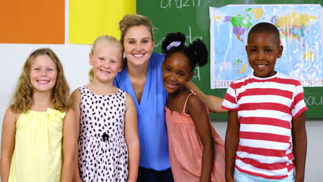 Porträt-Eines-Lehrers-Und-Lächelnder-Kinder-Im-Klassenzimmer