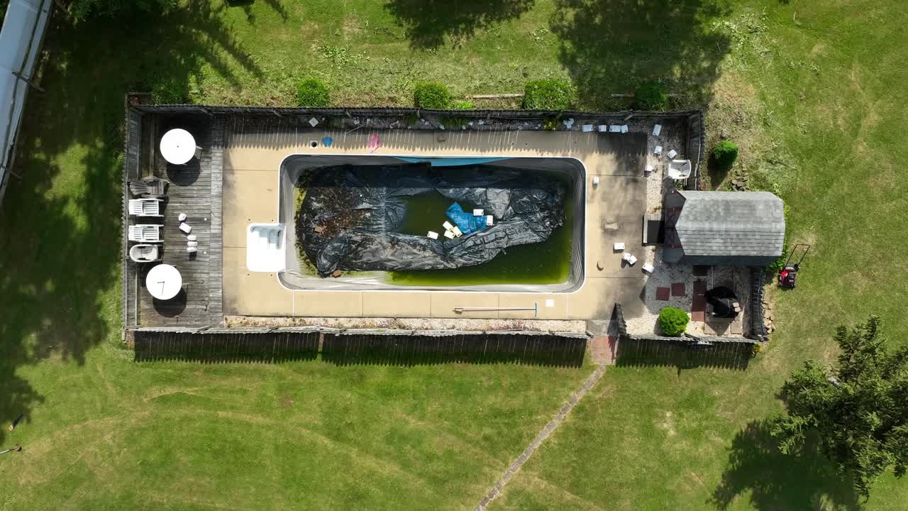 드론 이 쓰레기 로 가득 찬 버려진 수영장 의 위성 뷰 를 내려다본다