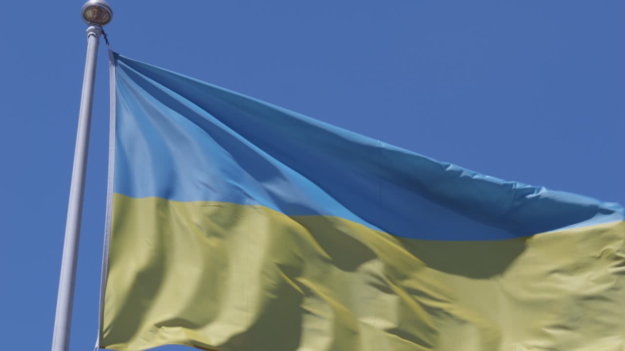 Bandiera ucraina che sventola contro un limpido cielo azzurro