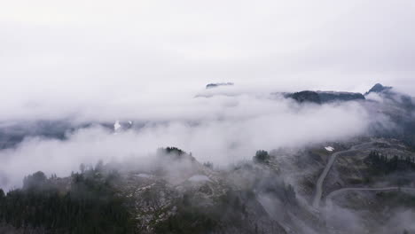 panorámica aérea descendente vista general de campos de rocas rocosas por encima de la región de las cascadas del norte