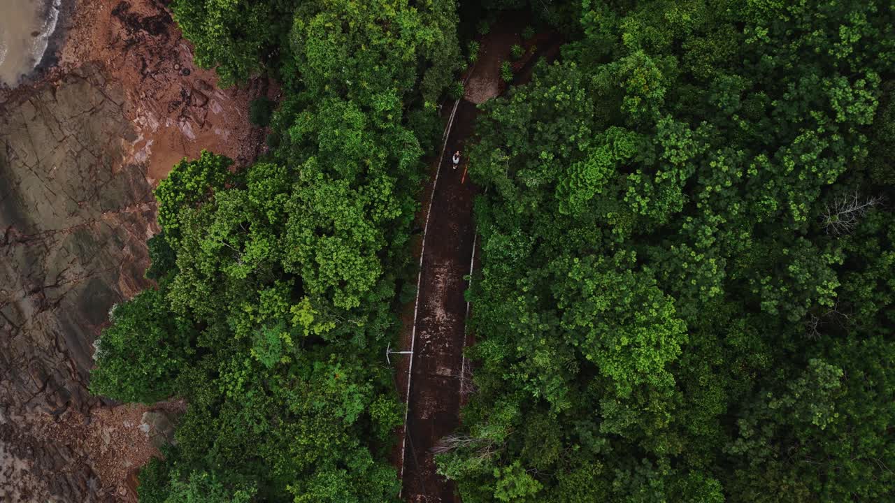 fotografía aérea de una pista de tierra costera en una isla tailandesa
