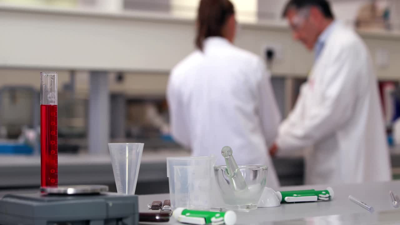 científicos que trabajan juntos en experimentos