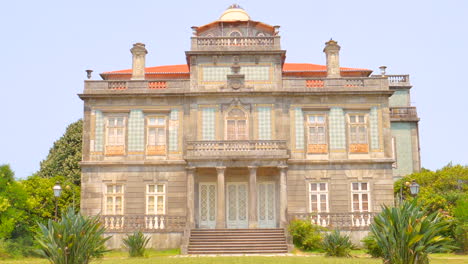 exterior del palacio pinto leite en oporto, portugal