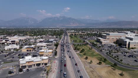 Antena:-Carreteras-De-La-Ciudad-De-Riverton-Y-Hospital-En-Utah,-Rango-De-Wasatch-En-Segundo-Plano