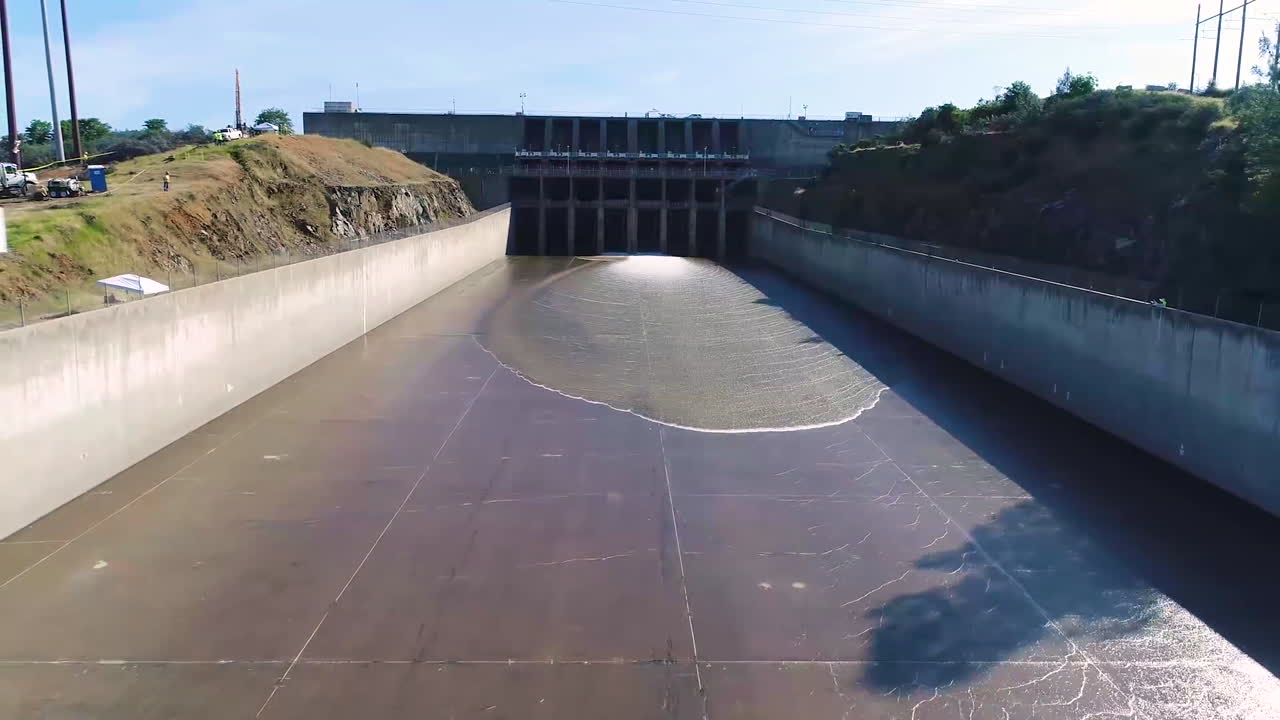Spettacolari riprese aeree dell'acqua che scorre attraverso il nuovo sfioratore ripristinato della Diga di Oroville, California 2