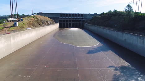 espectaculares antenas de agua que fluye a través del nuevo aliviadero restaurado en la represa de oroville california 2