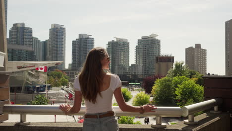 Una-Joven-En-Toronto,-El-Acuario-De-Toronto-Al-Fondo