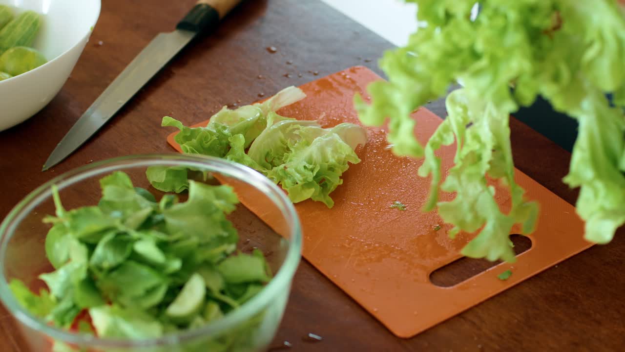 estoy preparando una ensalada.
