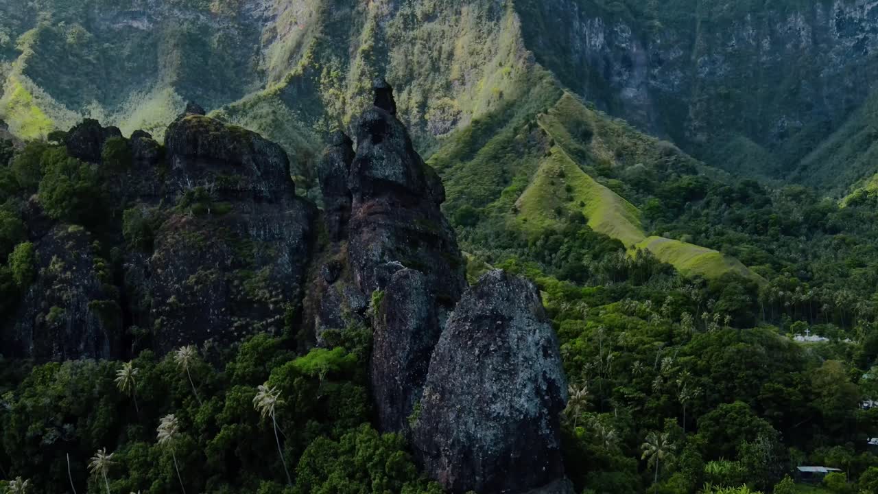 fotografía de drones de formaciones rocosas tropicales y crestas montañosas en la bahía de las vírgenes isla de fatu hiva marquesas polinesia francesa
