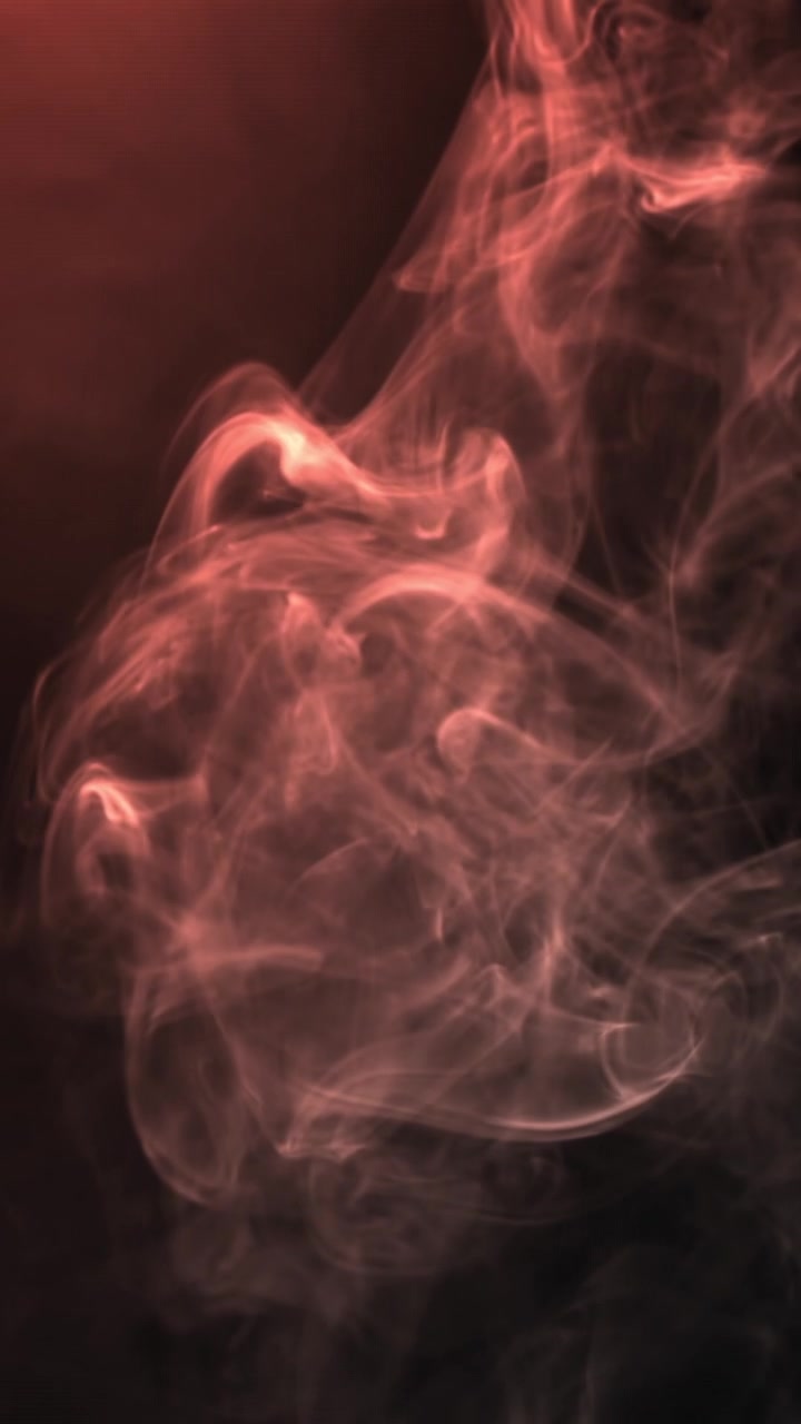 Fumo rosso astratto vorticoso su uno sfondo scuro