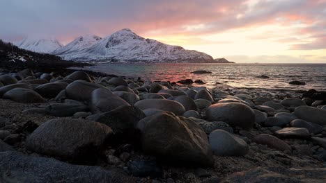 Sonnenuntergang-Am-Strand-Am-Norwegischen-Fjord