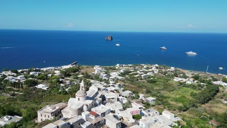 Pueblo-De-Stromboli-E-Iglesia-De-San-Vincenzo-En-Las-Islas-Eolias,-Italia---Antena-4k