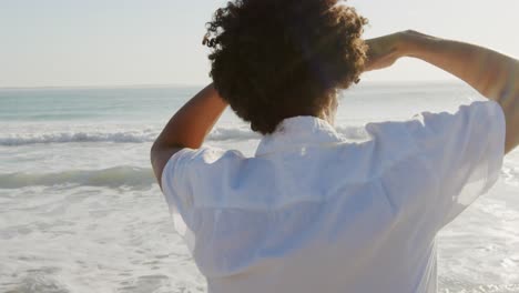 joven junto al mar