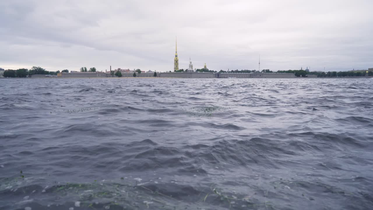 러시아 상트페테르부르크에 있는 피터와 폴 요새, 강 건너편에서