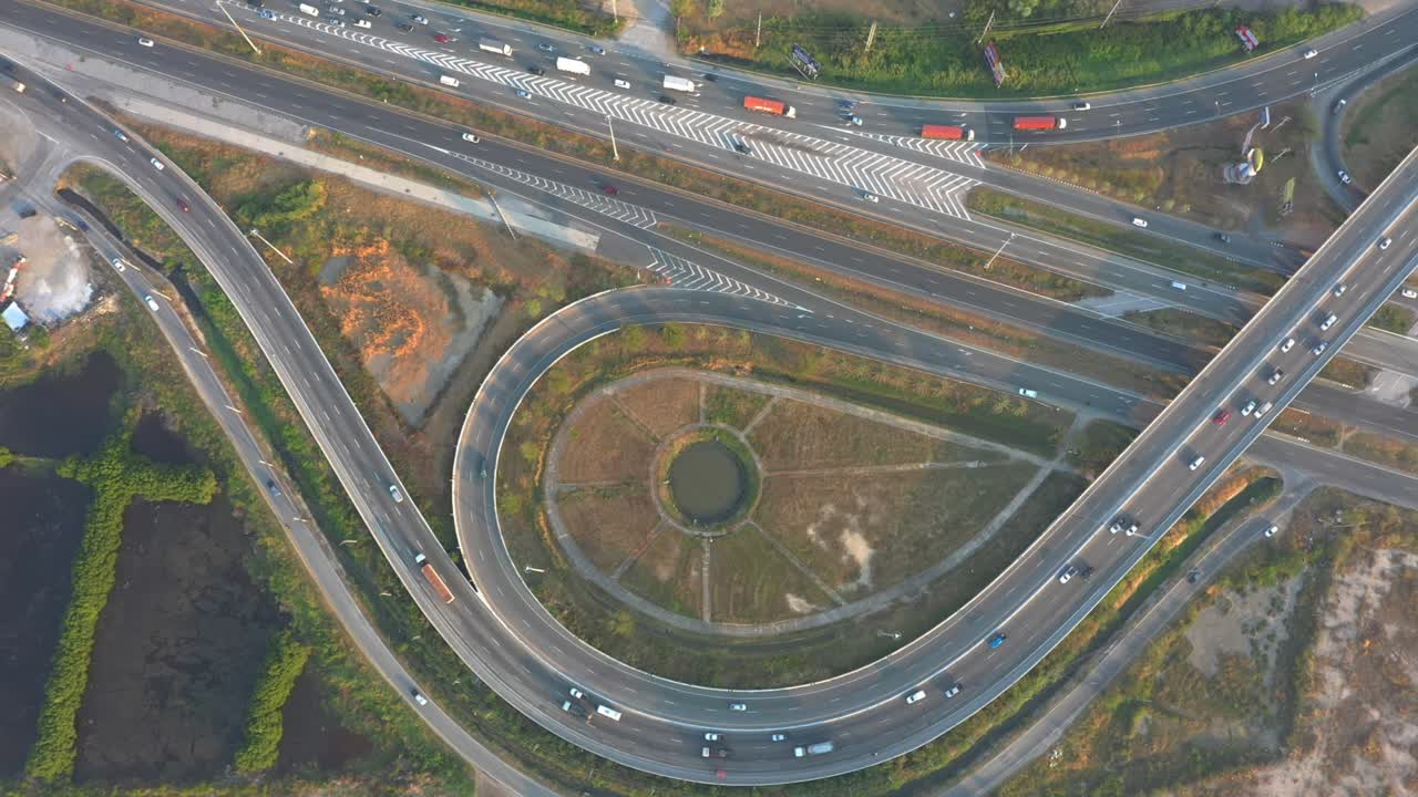 고속도로, 고속도로 및 고속도로의 공중 교통, 대중교통 또는 통근 도시 생활 개념