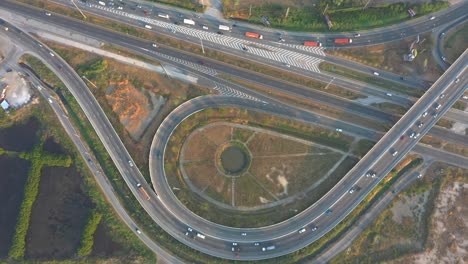 tráfico aéreo de carreteras de circunvalación, autopistas, autopistas y autopistas durante el día. transporte público o concepto de vida de la ciudad de cercanías