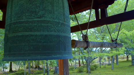 gran campana japonesa rodeada de árboles en un hermoso jardín en kyoto, japón cierra la iluminación suave